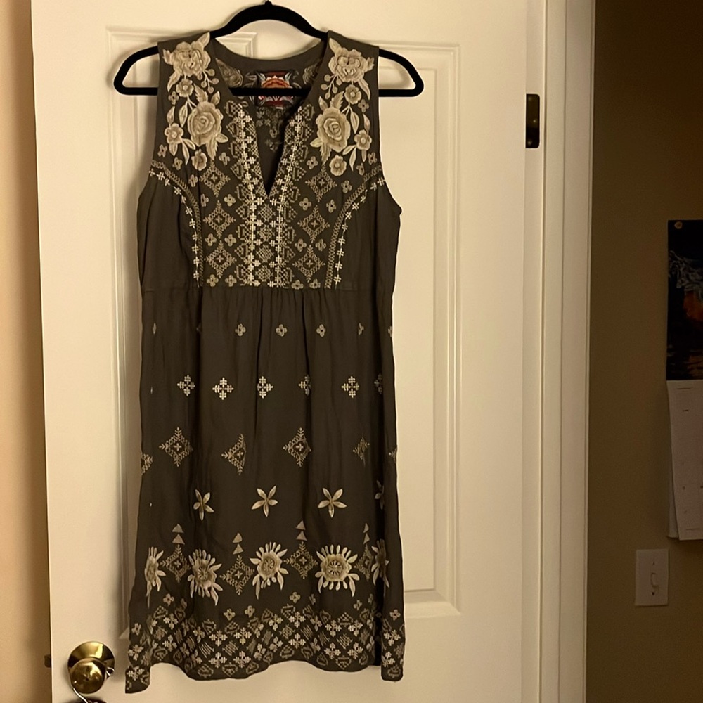 Johnny was sleeveless cotton embroidered dress.   Lose fit with a nice flow.